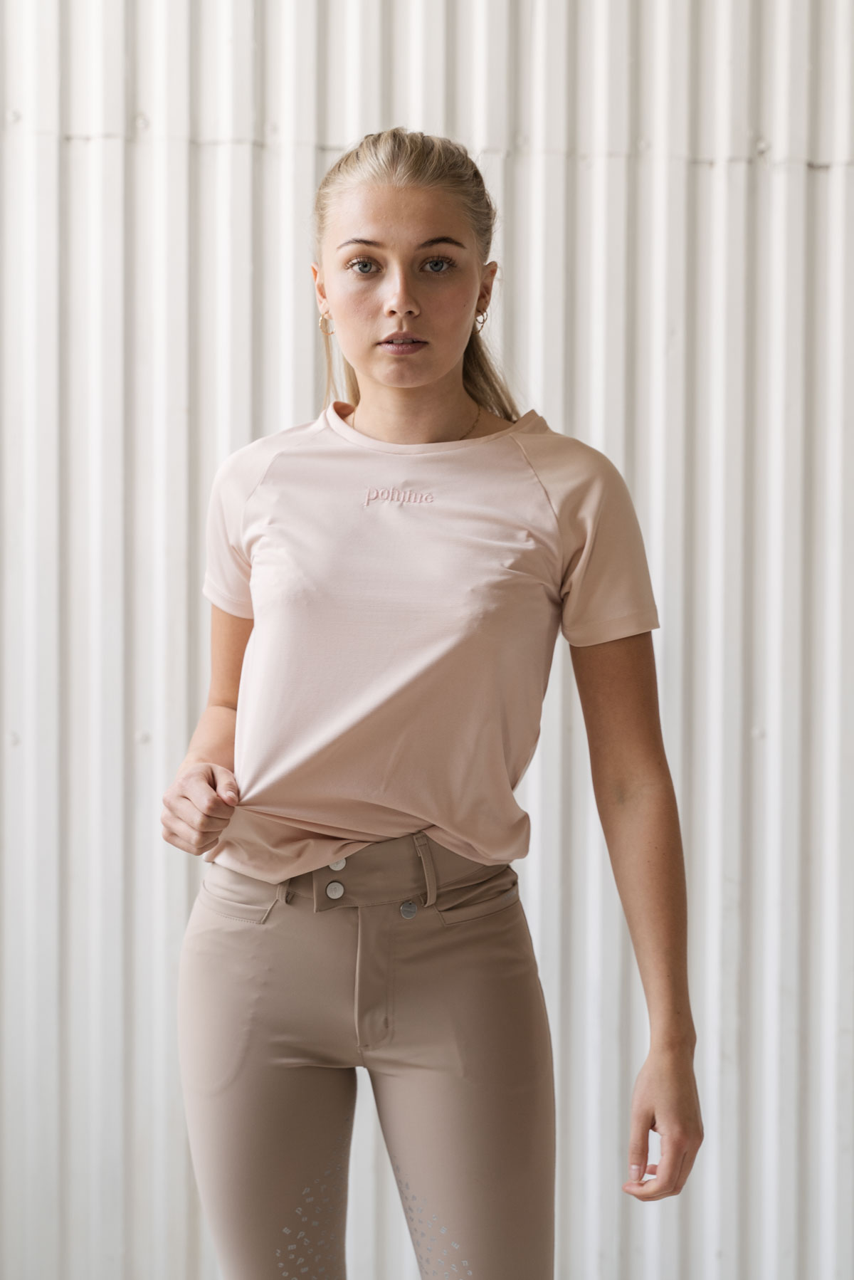 Saint Beige, Tee